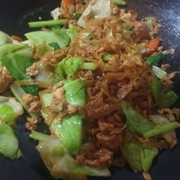 บะหมี่เหลืองผัดหมูนุ่มใส่ไข่