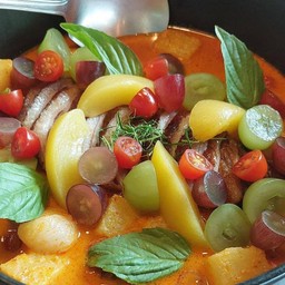 แกงเผ็ดเป็ดย่างรมควัน ในสวนผลไม้