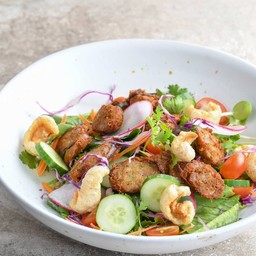 สลัดไส้อั่วแคบหมูเมือง 乾燥豬肉沙拉