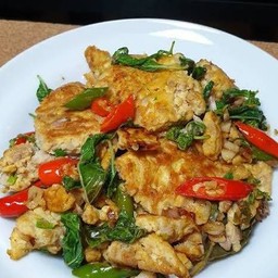 ข้าวราดผัดกระเพราไข่เจียว
