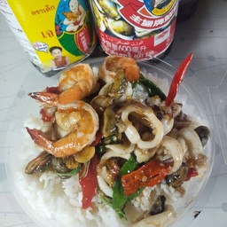กระเพรากุ้ง-หมึกราดข้าว