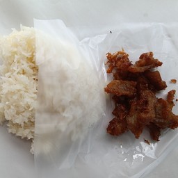 ข้าวเหนียวหมูทอดห่อ