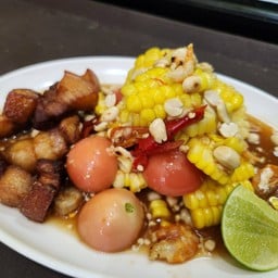 ตำข้าวโพดหมูกรอบ