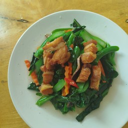 คะน้าฮ่องกงหมูกรอบ