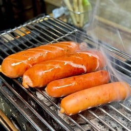 ไส้กรอกเยอรมันหนังกรอบ ชิ้นใหญ่ 2 ชิ้น ไส้กรอกหมู 1 ชิ้น ไส้กรอกชีส 1 ชิ้น