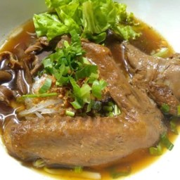 ก๋วยเตี๋ยวปีกเป็ดตุ๋น