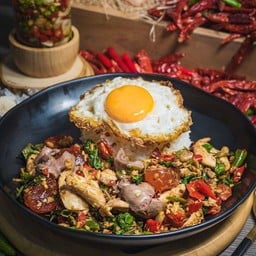 กะเพราในเล้า (ไก่สับ+อกไก่+เครื่องในไก่+ไข่เเดงเค็ม)