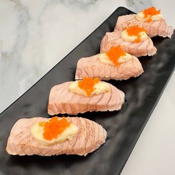 เซ็ทซูชิแซลมอนมายองเนสเบิร์นไฟ  5 ชิ้น
