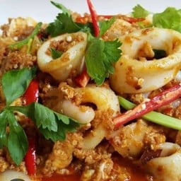 ปลาหมึกผัดผงกะหรี่ราดข้าว
