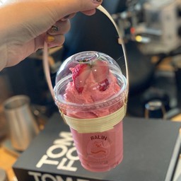 สตอเบอรี่สมูทตี้นมสดปั่น