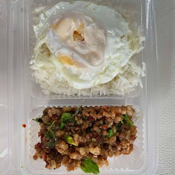 กะเพราหมูสับไข่ดาวหรือไข่เจียว