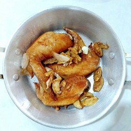 ปีกไก่ทอดกระเทียม (4 ชิ้น)