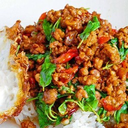 กระเพราหมูสับราดข้าว