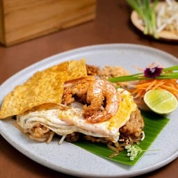 ผัดไทยกุ้งสดเกี๊ยวกรอบ