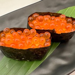 ซูชิไข่ปลาแซลมอน 2 คำ