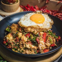 กะเพราสามขุนพล(หมูสับ+หมูกรอบ+กุ้ง)