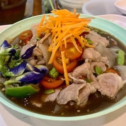 ตำหมูตกครก(เส้นใหญ่+สันคอหมูสไลด์) อร่อยมากค่ะ