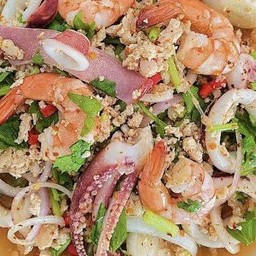 ยำทะเล ปูม้า กุ้ง หมึก