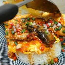 ข้าวยำปลากระป๋องไข่ข้น