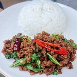 ข้าวกะเพราเนื้อโคขุนสับ