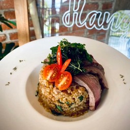 ข้าวกะเพราเนื้อสเต็ก