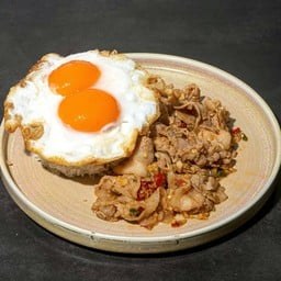 ข้าวหมูสไลด์ผัดพริกกระเทียม + ไข่เป็ดดาว