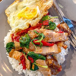 ข้าวกระเพราหมูกรอบไข่ดาว