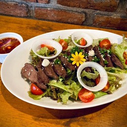 สลัดเนื้อย่าง