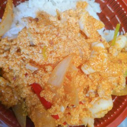 กุ้งหมึกหอยหมูสดผัดผงกระหรี่ราดข้าวหอมๆ