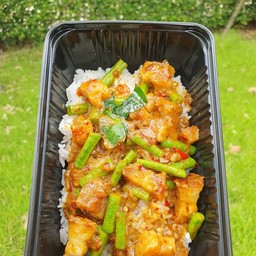 ผัดพริกแกงหมูกรอบ