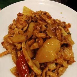 ไก่ผัดพริกเผาเม็ดมะม่วง