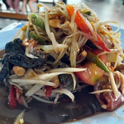 ตำโคราช(คือตำไทยใส่ปลาร้าใส่ปูเค็มรสชาติออกเปรี้ยวหวานนัว)