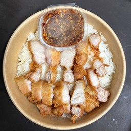 ข้าวหมูสามชั้นทอดน้ำปลา