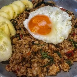 ข้าวคลุกกะเพรา  (สามารถเลือกเนื้อสัตว์ได้นะคะ)