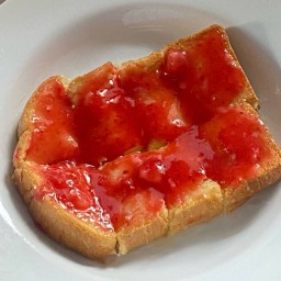 ขนมปังปิ้ง-เนยนมแยมสตอเบอร์รี่