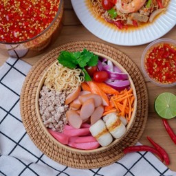 ยำมาม่าหมูสับ