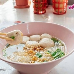 นายติณณ์ก๋วยเตี๋ยวลูกชิ้นหมู&กะเพราพริกแห้ง