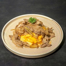 ข้าวไข่ข้นหมูสไลด์ซอสทิรา