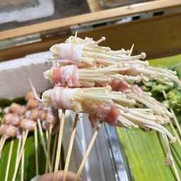 เห็ดเข็มทองพันหมูสามสไลด์