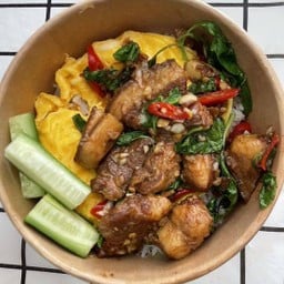 ข้าวกะเพราหมูตุ๋นหมูเด้งไข่ข้น