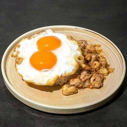 ข้าวไก่ซอสน้ำมันกระเทียม + ไข่เป็ดดาว