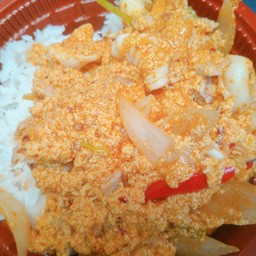 หมูสดผัดผงกระหรี่ราดข้าวหอมๆ