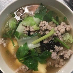 แกงจืดเต้าหู้สาหรายผัดกาดขาวหมูสับ