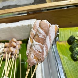 ไส้กรอกหนังกรอบพันหมูสไลด์