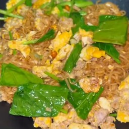 ผัดมาม่าหมูสับ