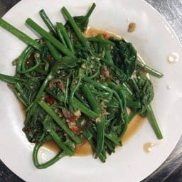 ผัดผักยอดมะระไฟแดง