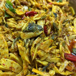 กระเพราหน่อไม้ใส่ไก่