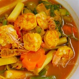 แกงส้มกุ้งผักรวม