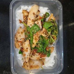 ข้าวกะเพราสันในไก่