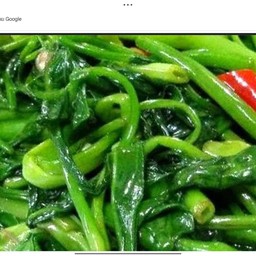 ผัดผักบุ้งราดข้าว